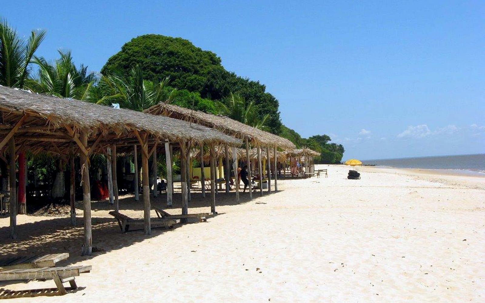 Barracas de palha na Prainha, com espreguiçadeiras na areia