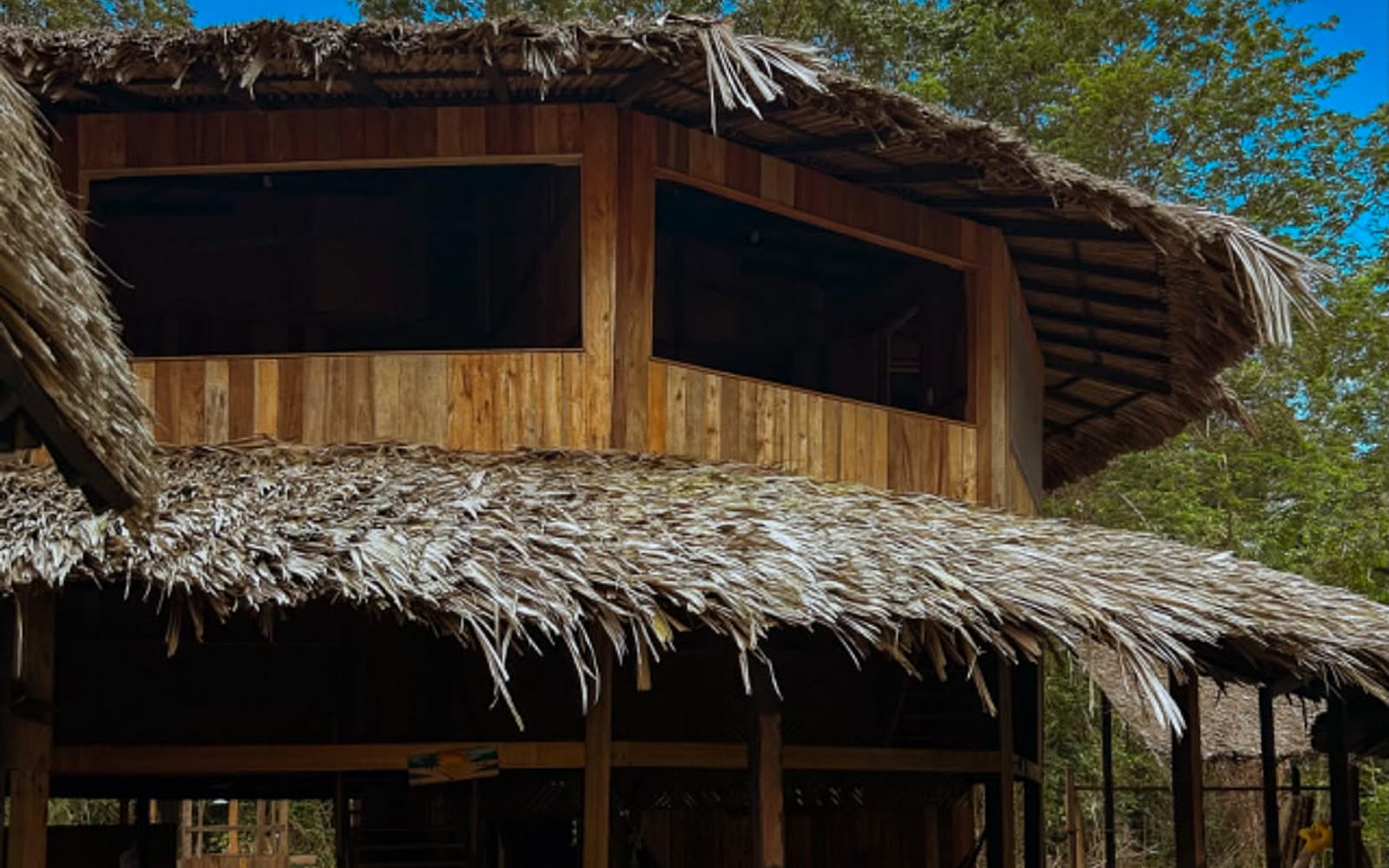 Fachada do segundo andar da Casa Mãe, com as janelas amplas dos quartos Turuyó e Amanayé