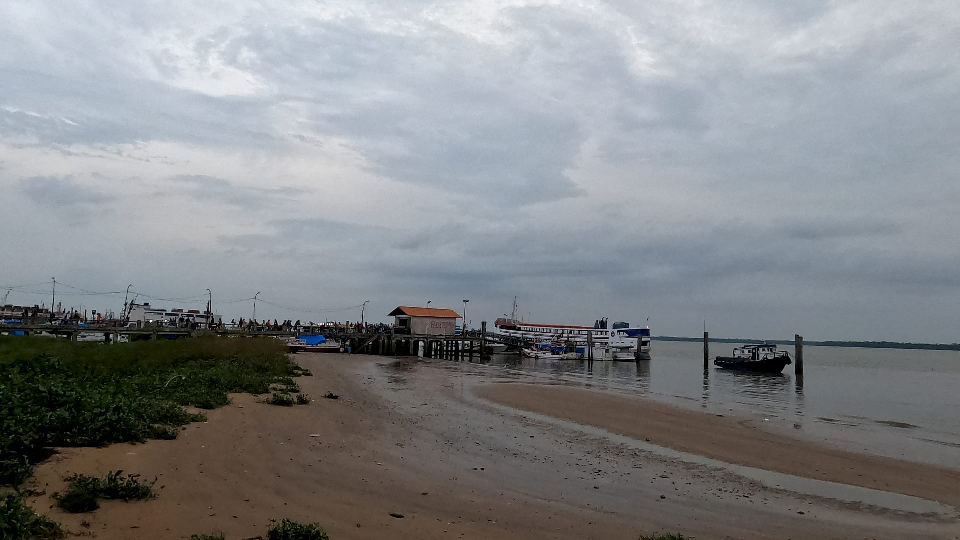 Trapiche de Icoaraci, com barcos atracados e o embarque para Cotijuba